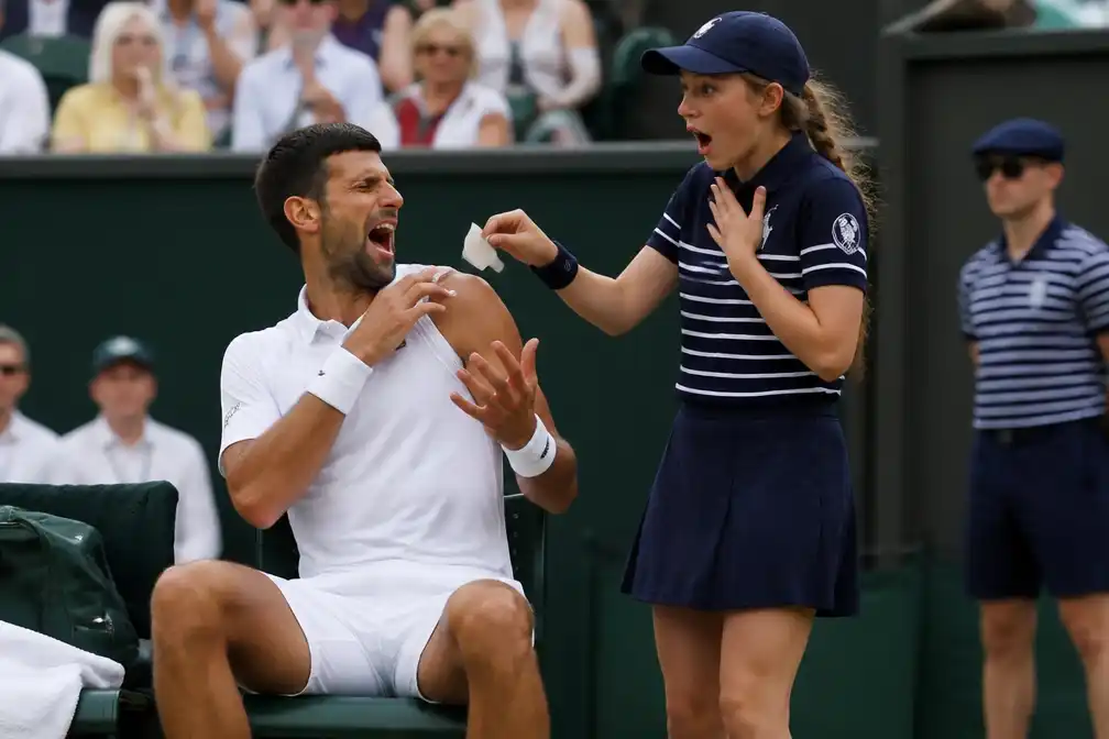 Djokovic laat ballenmeisje schrikken met grap tijdens Wimbledon-partij