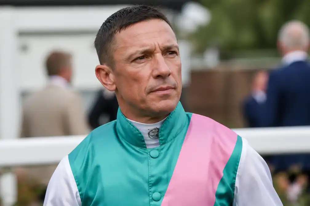 Frankie Dettori breekt ribben en duim bij auto-ongeluk in Newmarket