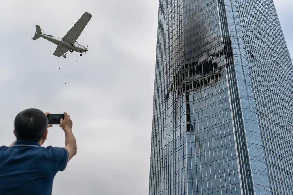 Piloot die crashte tegen hoogste wolkenkrabber Peking had zelfmoordgedachten, volgens autoriteiten