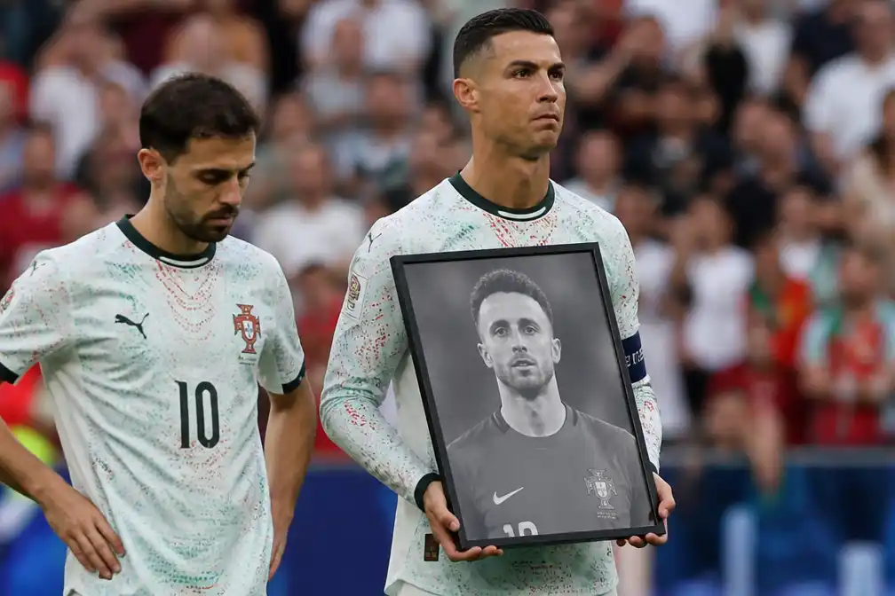 Arne Slot geëmotioneerd door eerbetoon Portugal aan Diogo Jota op sterfdag