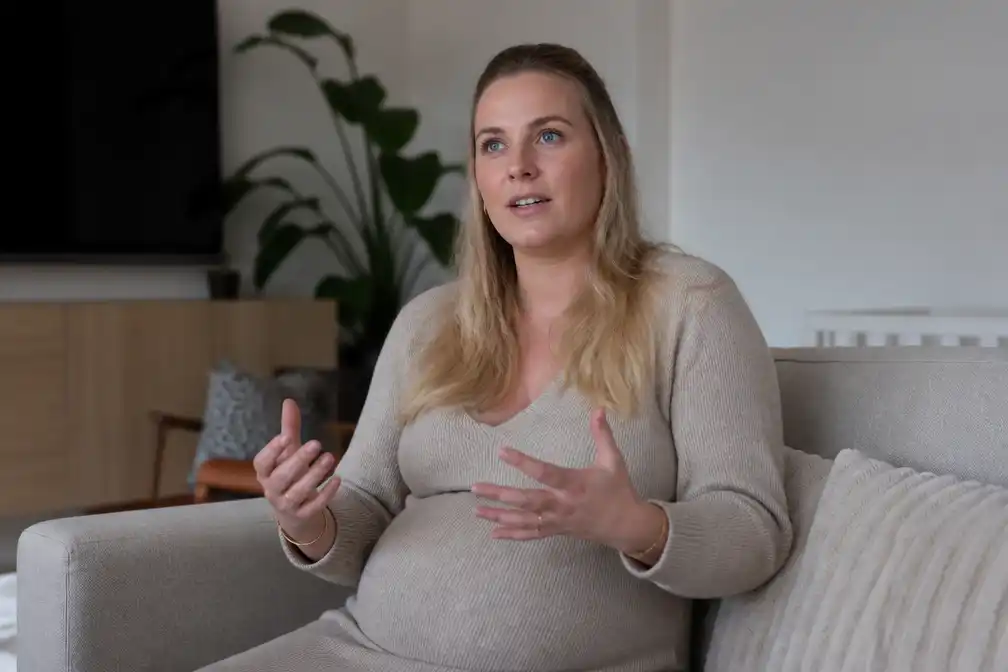 Verloskundige Loïs Witmond pleit voor 9 maanden verlof: 'Zwangerschap doe je er niet even bij'