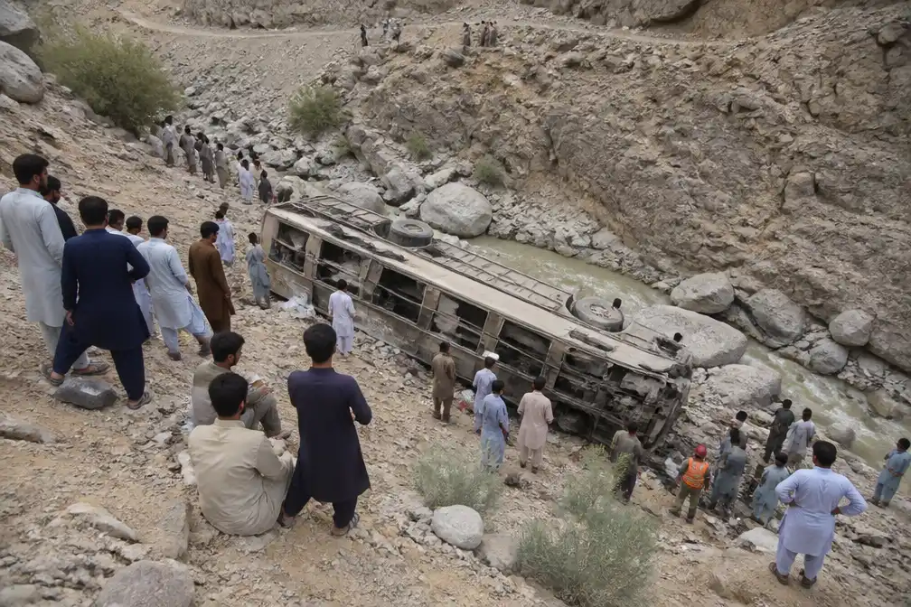 Bus stort in ravijn in Pakistan, zeker veertig doden