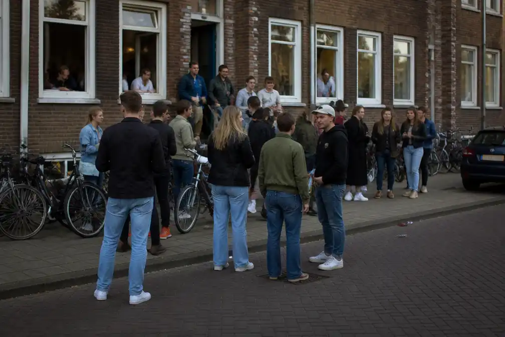 Avondklok op tafel door studentenhuizen, zegt oud-topambtenaar