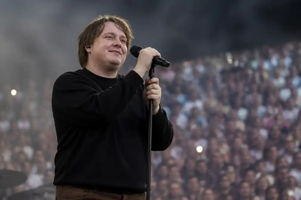 Lewis Capaldi keert terug naar Rock Werchter met emotionele set en zelfspot