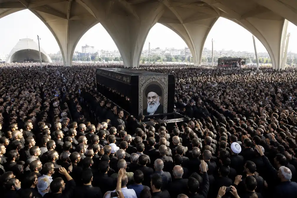 Duizenden bij uitvaart van Iraanse opperste leider Khamenei in Teheran
