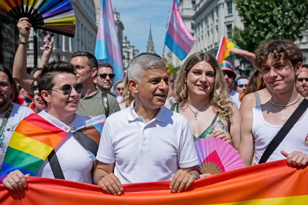 Duizenden bij Pride in London, burgemeester Khan loopt mee