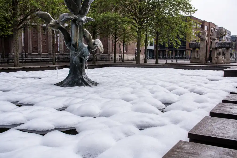 Dikke laag schuim op fontein in Leeuwarden na zeepstunt