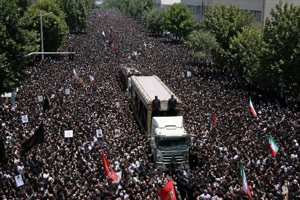 Enorme menigte in Teheran bij begrafenisstoet Ali Khamenei, kist wordt 10 uur gedragen