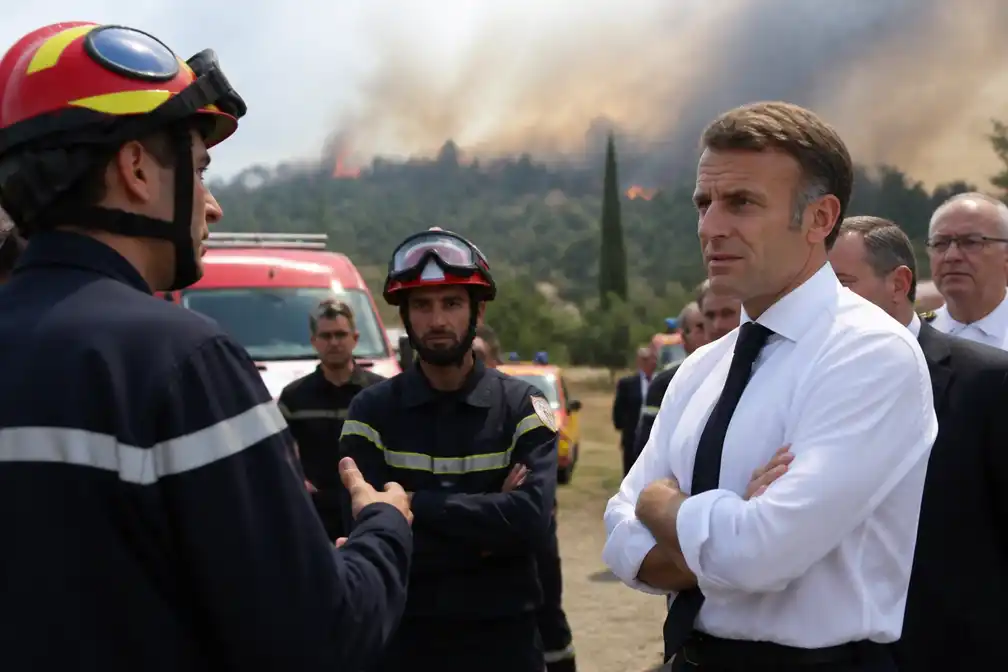 Macron betuigt solidariteit met duizenden geëvacueerden bij bosbranden Zuid-Frankrijk