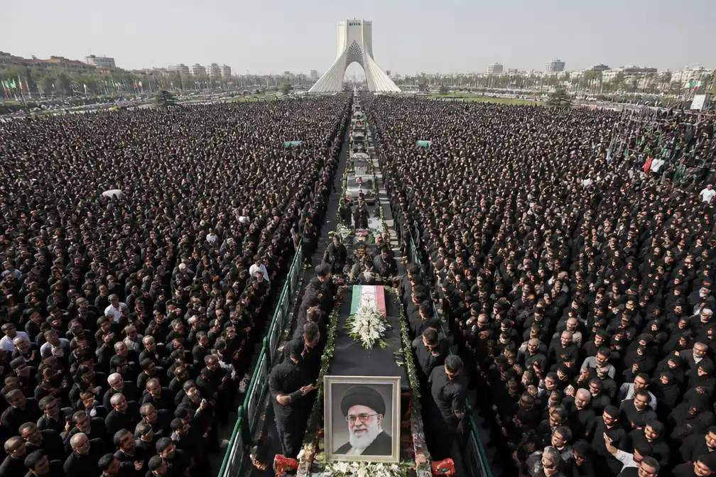Rouwend Teheran overspoelt straten bij begrafenisstoet ayatollah Khamenei