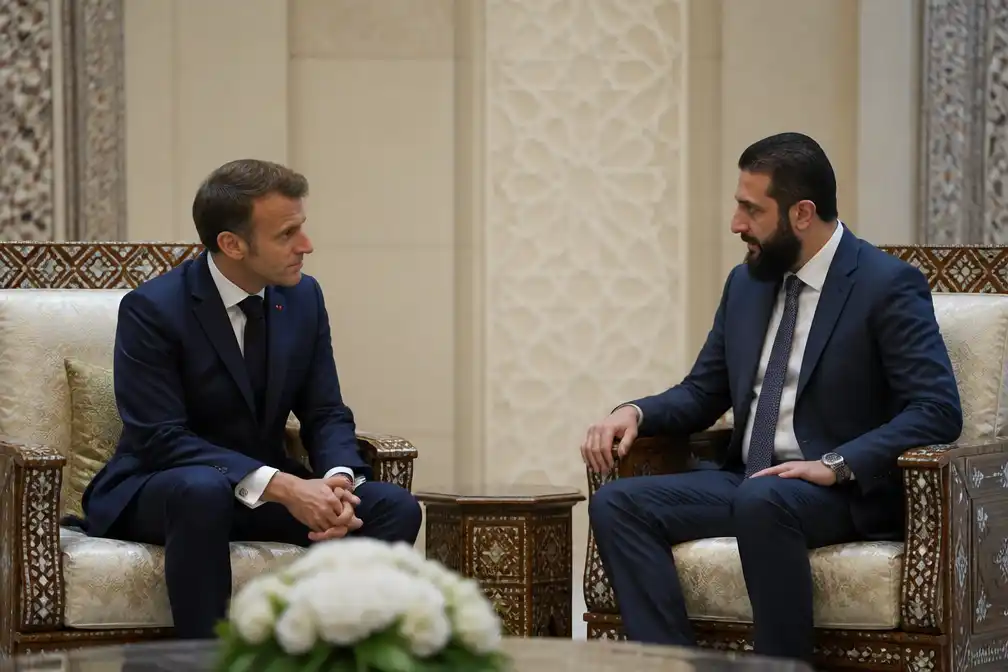 Macron belooft Syrië 50 miljoen euro terug van gestolen Assad-familiegelden
