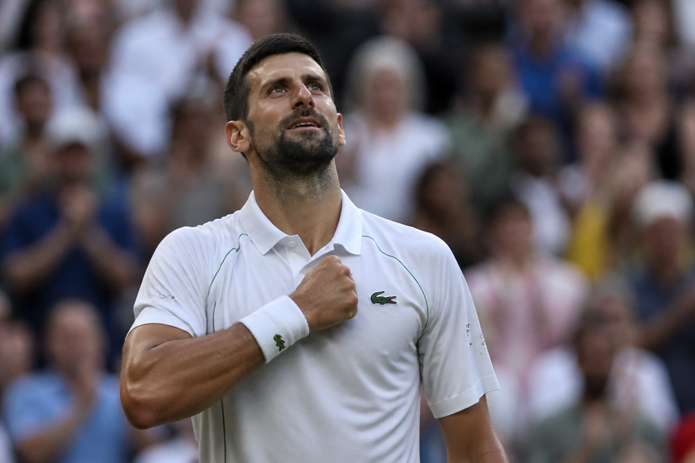 Novak Djokovic bereikt Wimbledon-halve finale na vijfsetter tegen Auger-Aliassime