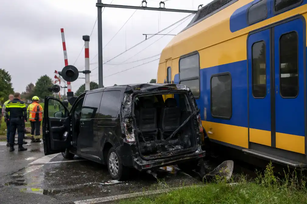 Trein botst op taxi met leerlingen in Valburg, niemand gewond