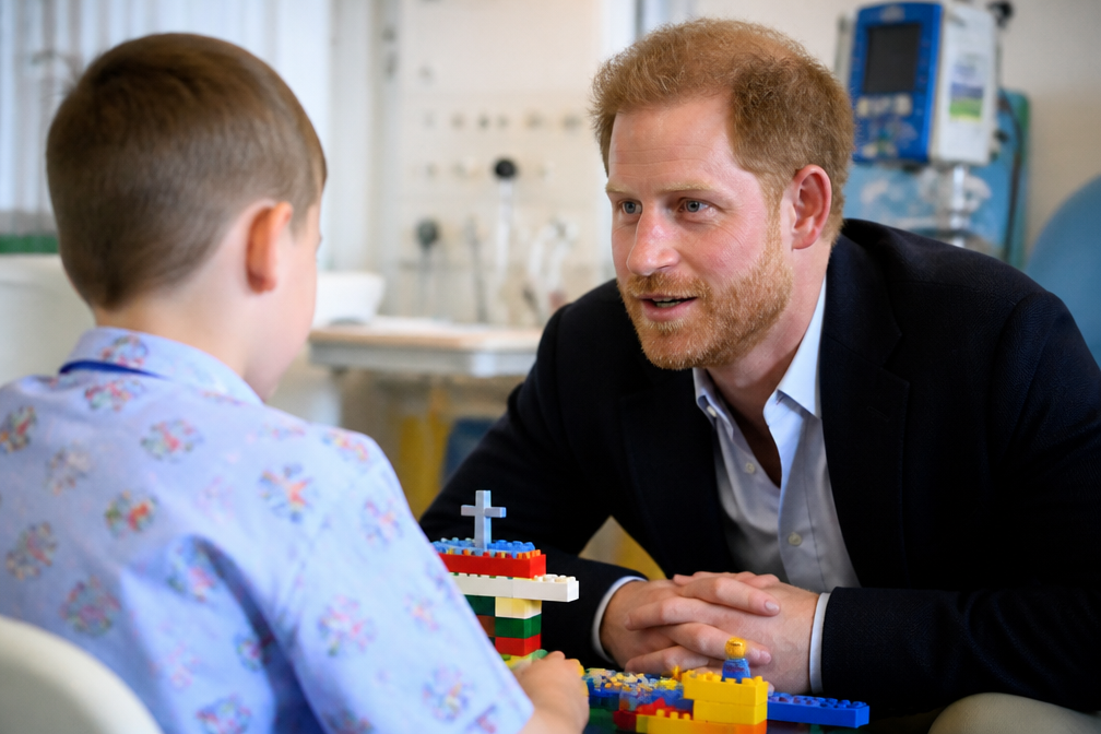 Prins Harry onthult LEGO-obsessie van zoon Archie tijdens ziekenhuisbezoek