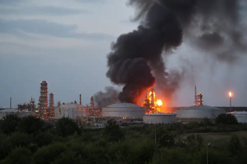 Rusland: droneaanvallen Oekraïne verlengen oorlog na branden in raffinaderij