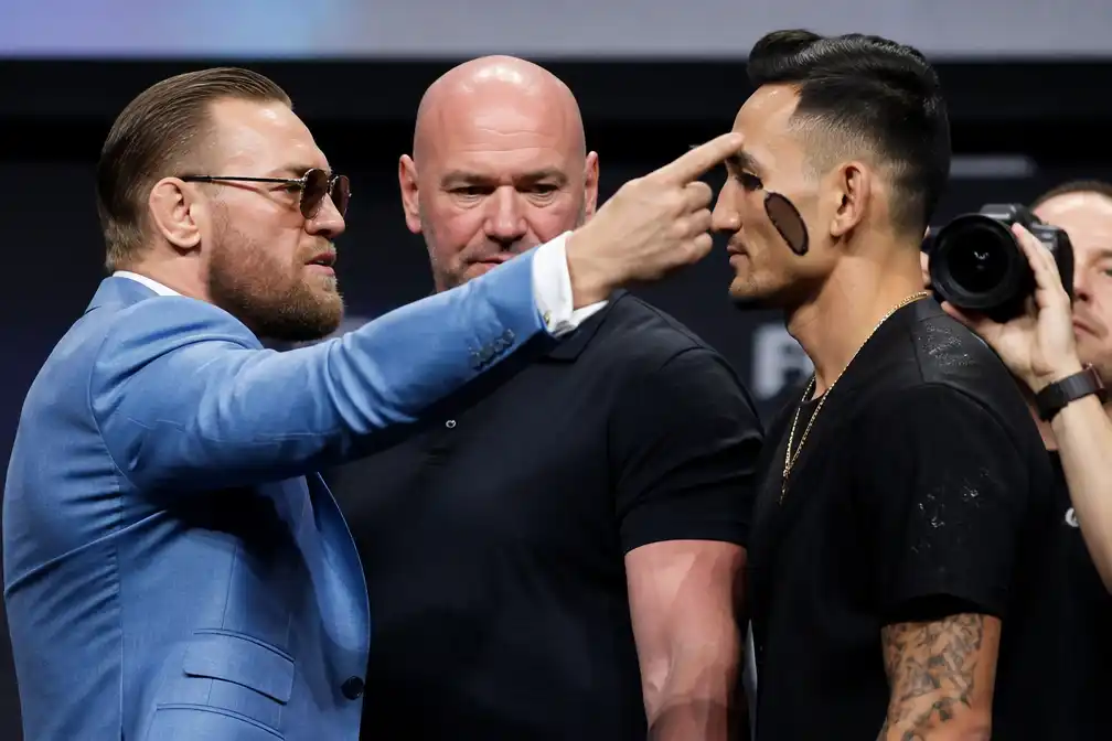 Conor McGregor gooit zonnebril van Max Holloway af tijdens UFC 329 face-off