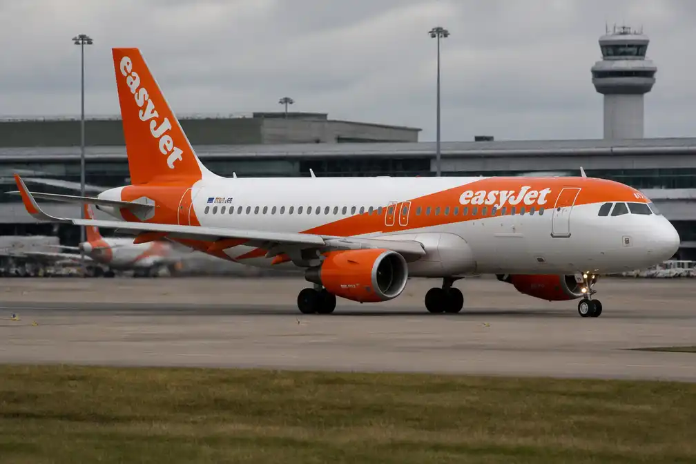 Apollo doet bod van £5,7 miljard op easyJet, raad geneigd te adviseren