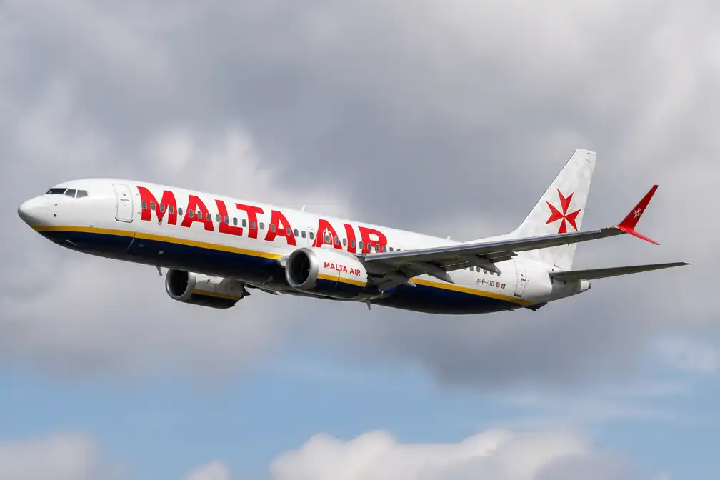 Ryanair-passagier deels uit raam gezogen tijdens vlucht, teruggetrokken door medereizigers