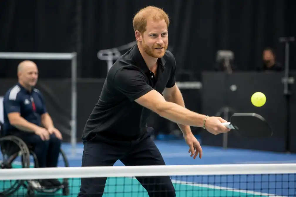 Prins Harry speelt pickleball en schiet met laserpistool bij Invictus Games-evenement in Birmingham
