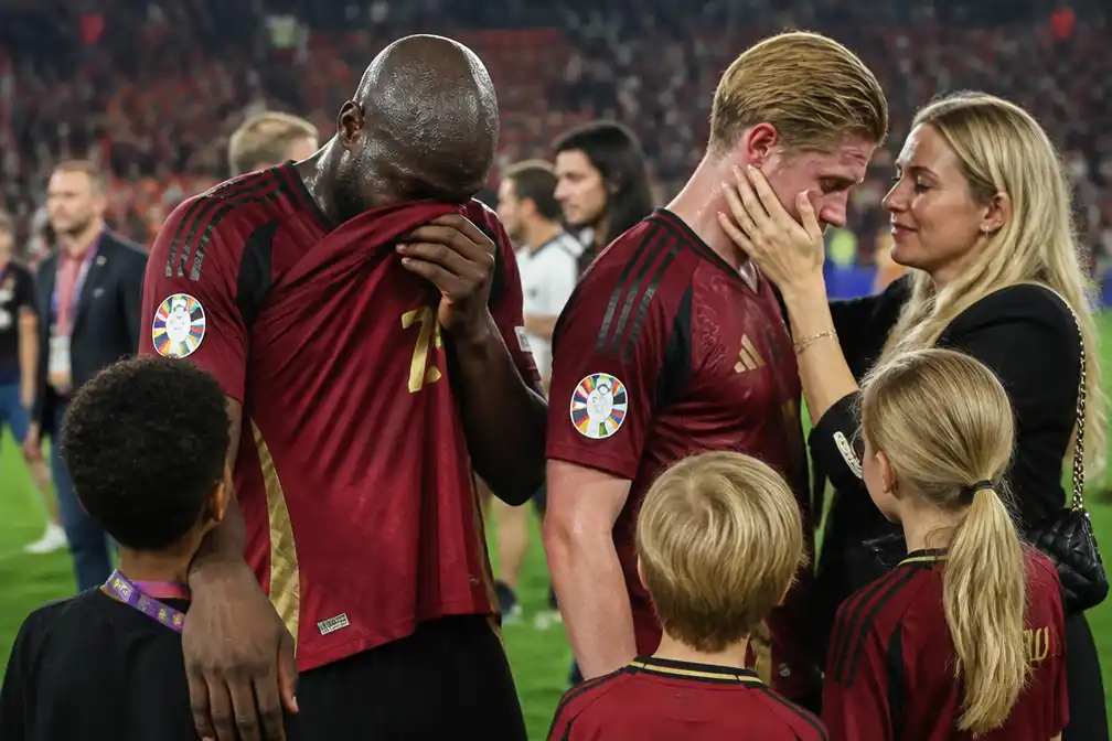 Rode Duivels uitgeschakeld door Spanje, spelers zoeken troost bij familie