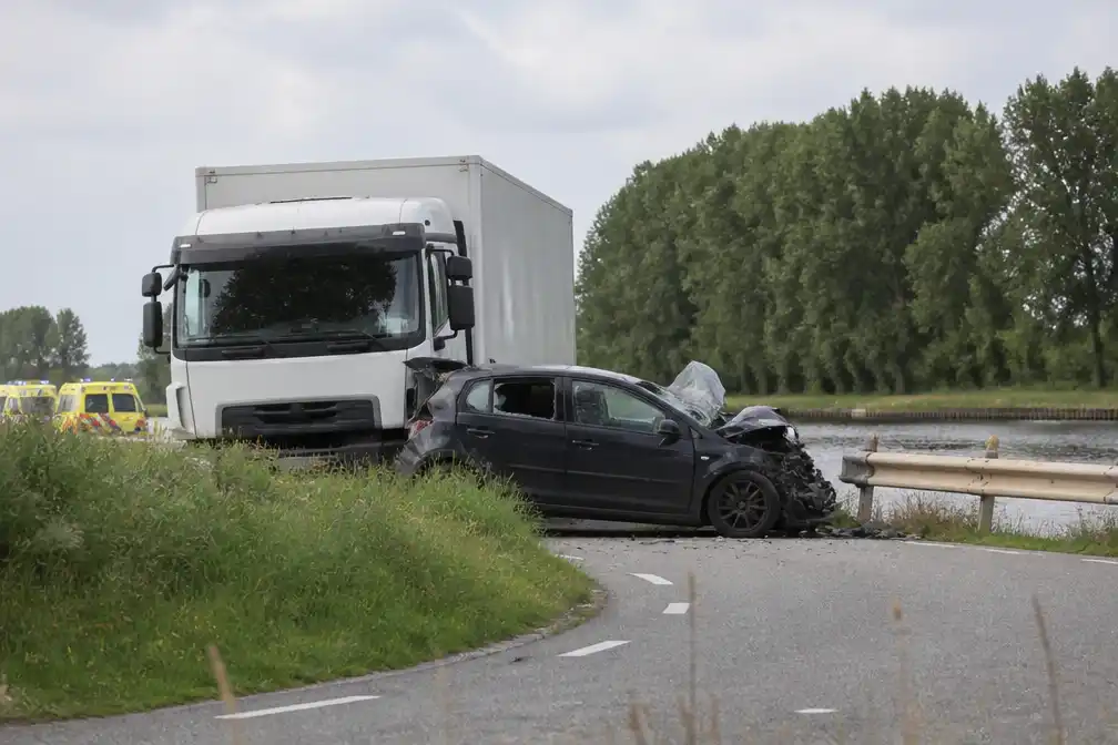 Agent omgekomen bij aanrijding tussen vrachtwagen en auto in Lieren