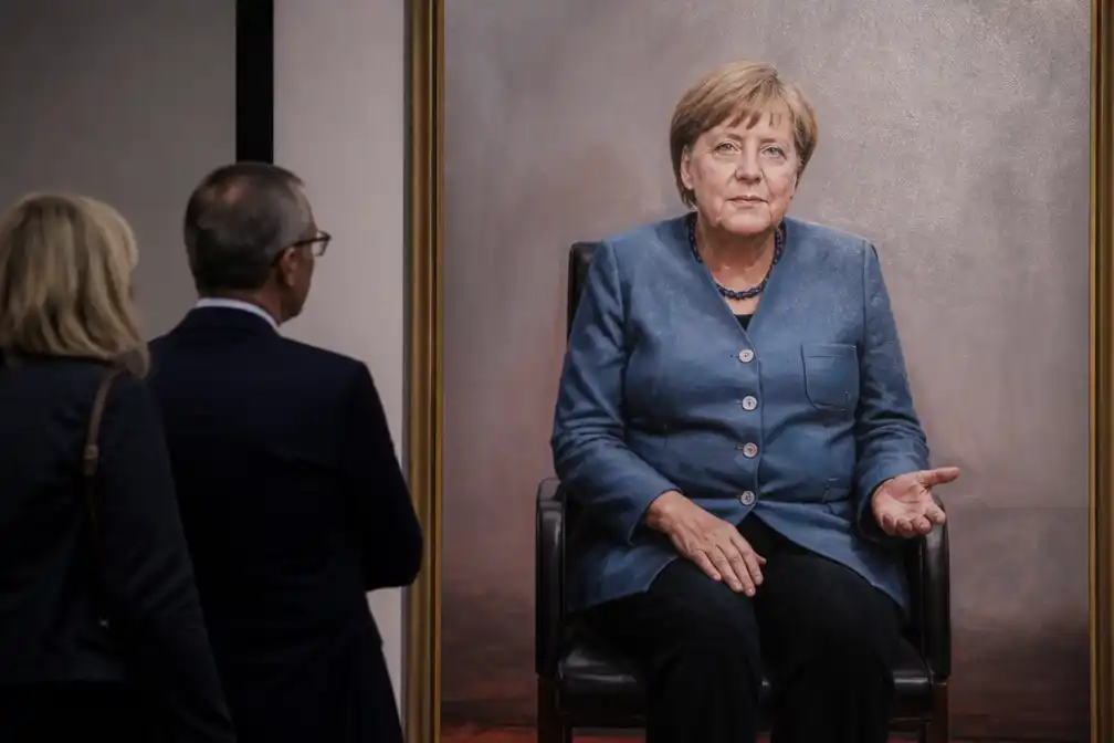 Staatsieportret Merkel afgerond maar mist essentieel detail aan linkerhand