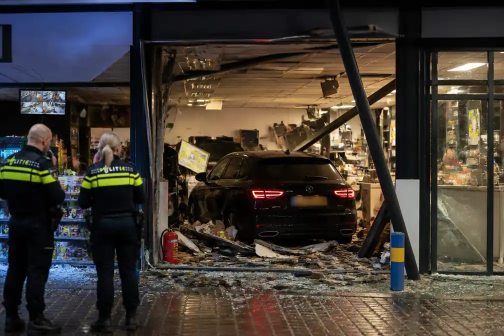 Auto rijdt winkel van tankstation binnen op A50 bij Heteren, bestuurder wijt aan cruisecontrol