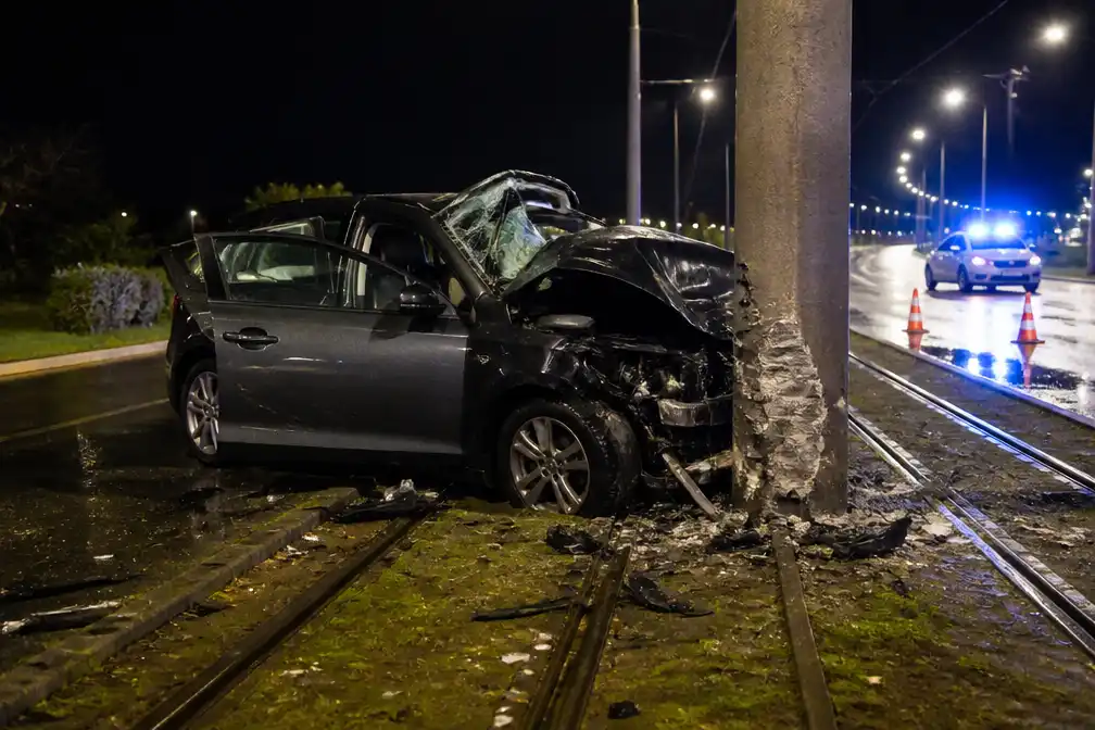Vrouw in levensgevaar na crash tegen trampaal in Zeebrugge