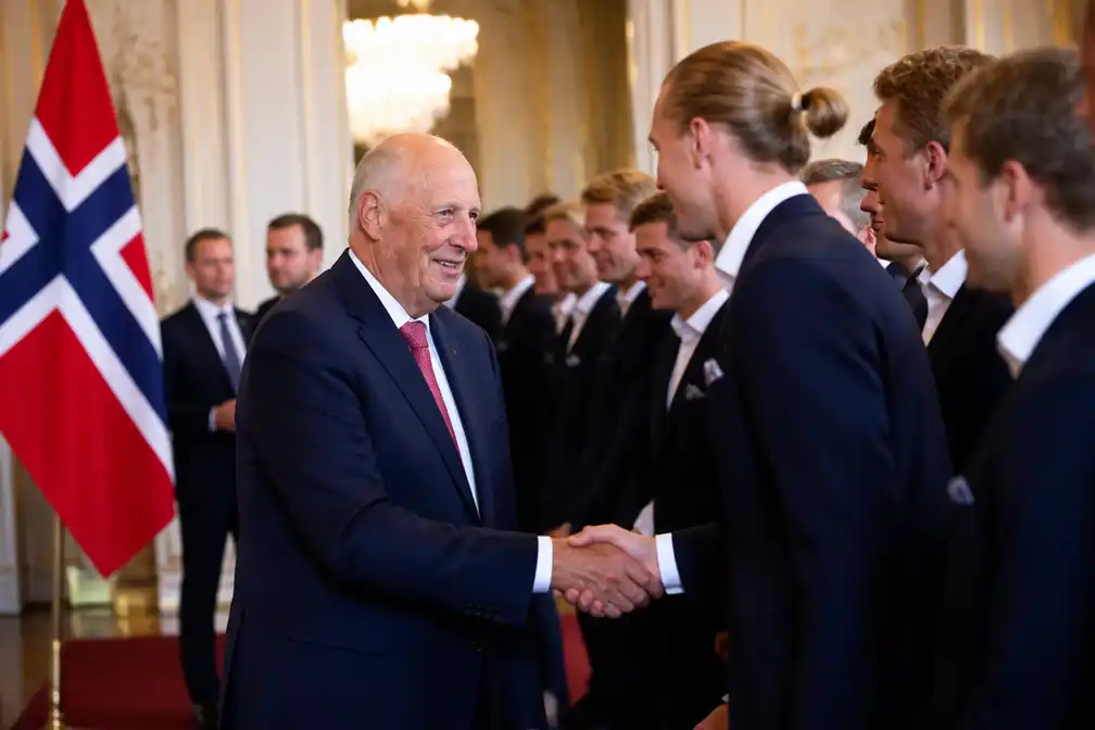 Koning Harald ontvangt Noors voetbalelftal na WK
