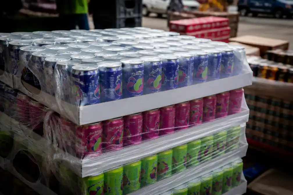 Gestolen frisdrankblikjes van influencer Kalvijn duiken op op Tilburgse markt