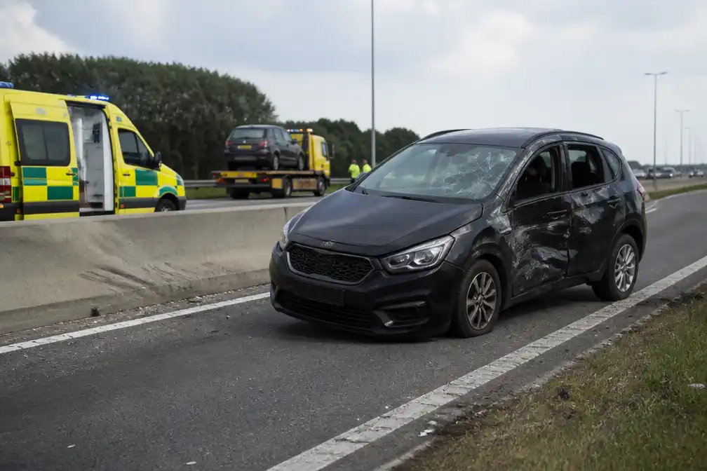 Twee gewonden na auto tegen middenberm en kanteling op A11 in Knokke-Heist