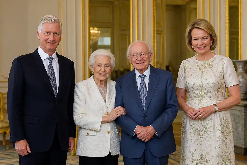 Koning Filip en koningin Mathilde ontvangen 'Familie'-acteurs voor 100ste verjaardag
