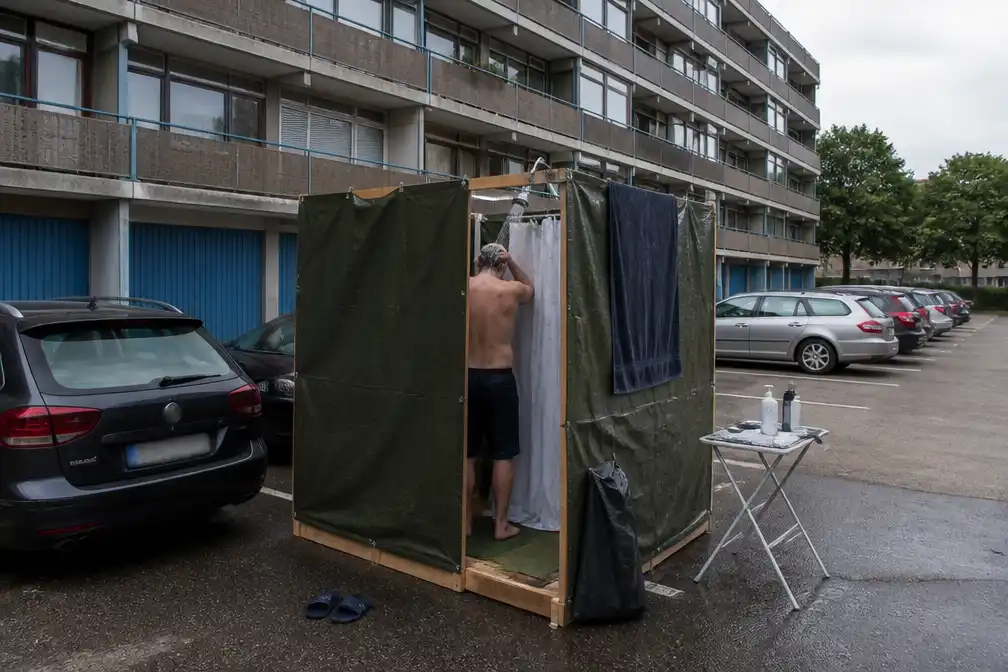 Bewoners Tourmalijnflats douchen op parkeerplaats na gasafsluiting