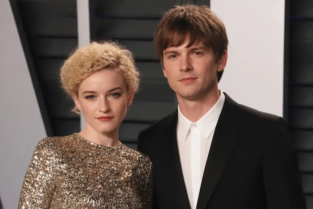 Julia Garner en Mark Foster scheiden na 6 jaar huwelijk