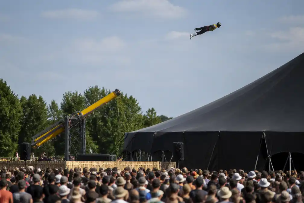Stuntman gewond bij 75-meter katapultsprong over tent op Zwarte Cross