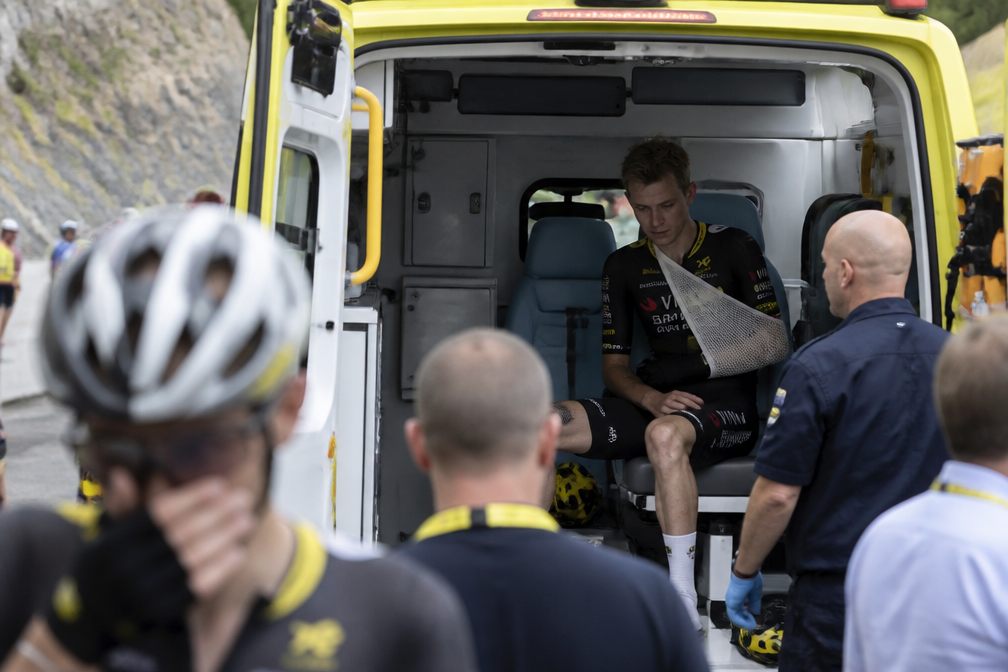 Jonas Vingegaard valt uit in Tour de France met gebroken sleutelbeen