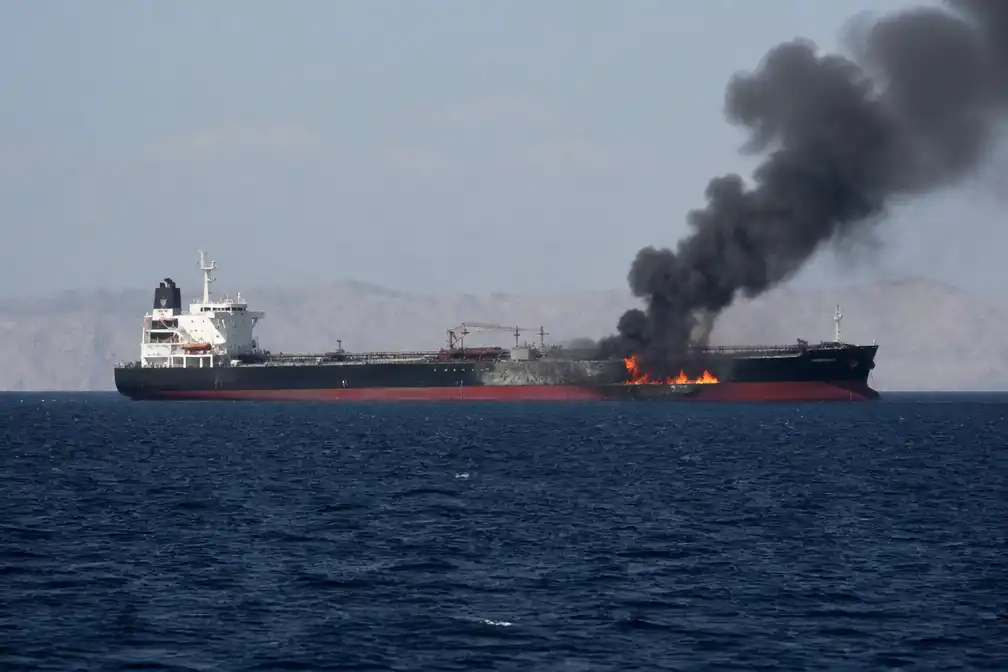Iran valt tanker aan in Straat van Hormuz; Houthi's kondigen Rode Zee-blokkade tegen Saudi-Arabië af