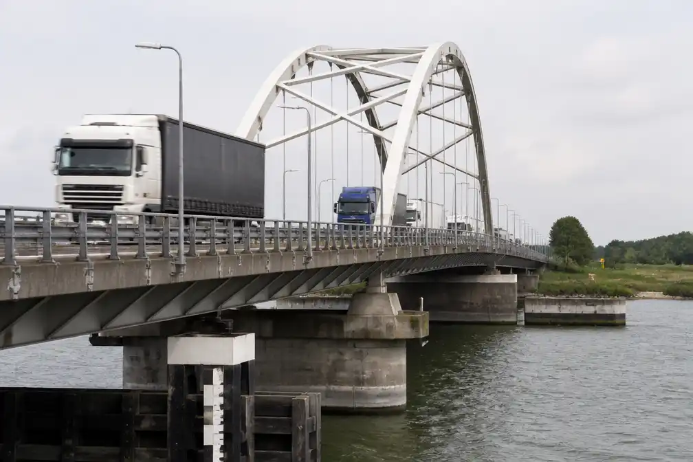 Vrachtwagens kunnen nog straffeloos over Merwedebrug; Altena vraagt minister om maatregelen