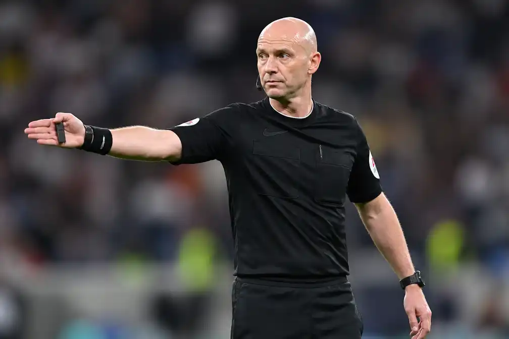 Scheidsrechter Anthony Taylor stopt na 20-jarige carrière, eindigend met WK-wedstrijd