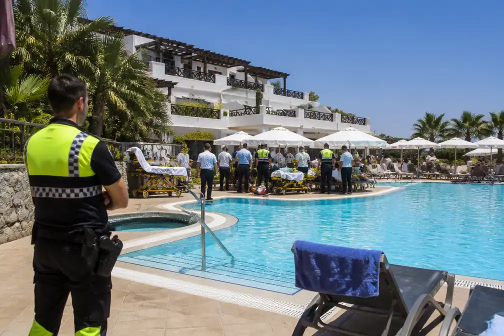 Zestig toeristen ziek door giftig gas bij hotelzwembad in Zuid-Spanje