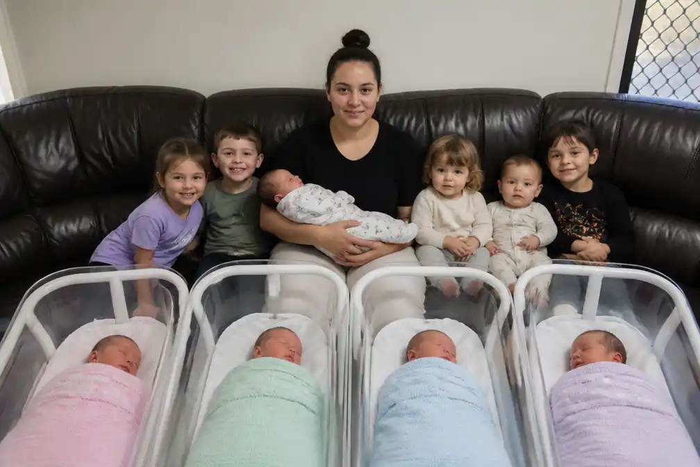 Australische moeder bevalt van eeneiige vierling, heeft nu acht kinderen