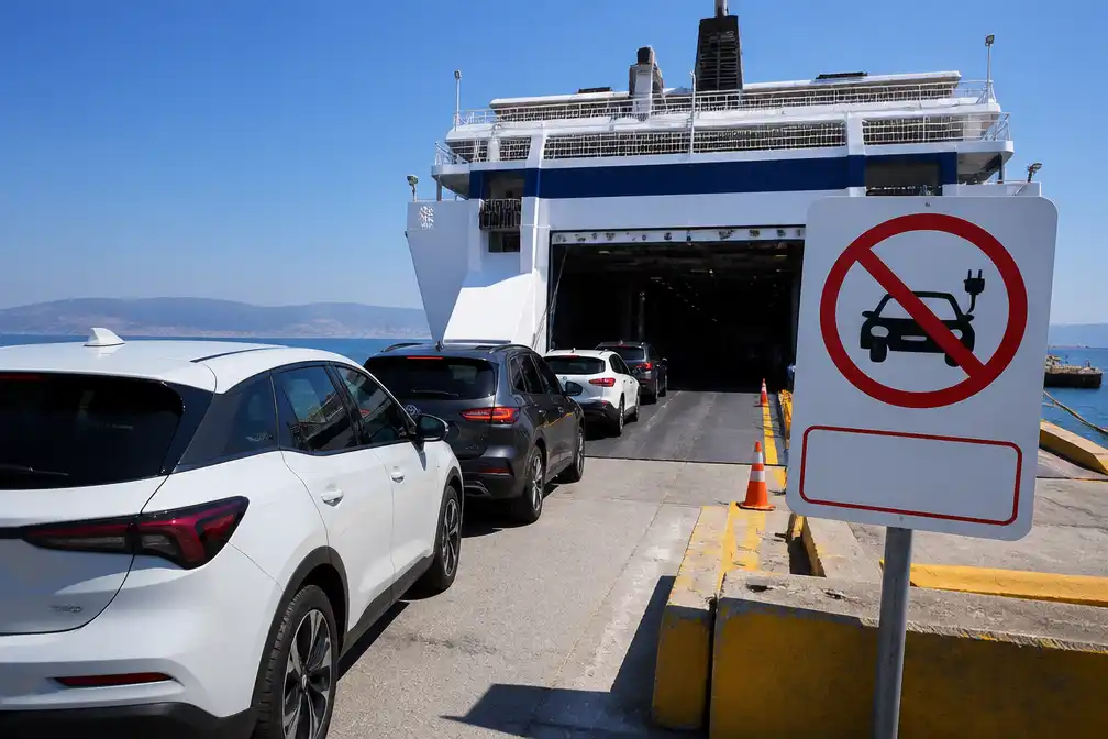 Volledig opgeladen elektrische auto's verboden op veerboten in Griekenland en Noorwegen
