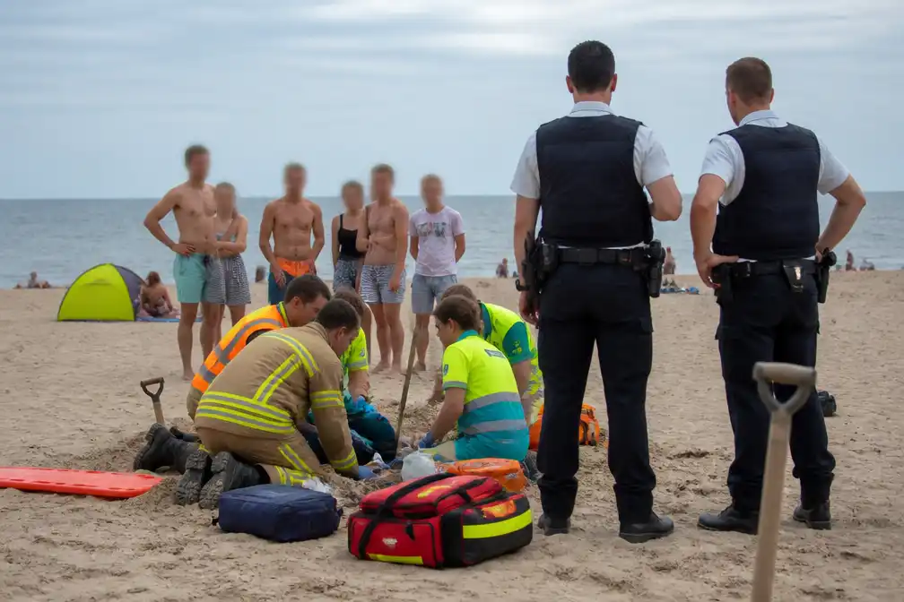 Jongen (14) bedolven onder zand na graven kuil op Belgisch strand, buiten levensgevaar