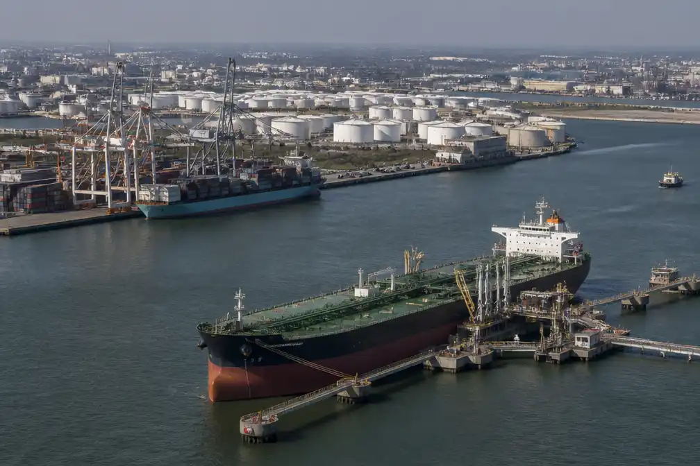 Rotterdamse haven ziet olieoverslag stijgen door sluiting Straat van Hormuz