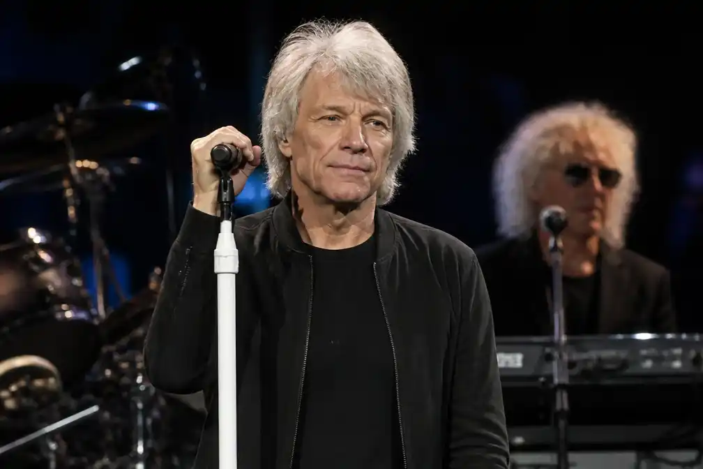 Bon Jovi beëindigt optreden in New York vroegtijdig door stemproblemen Jon Bon Jovi
