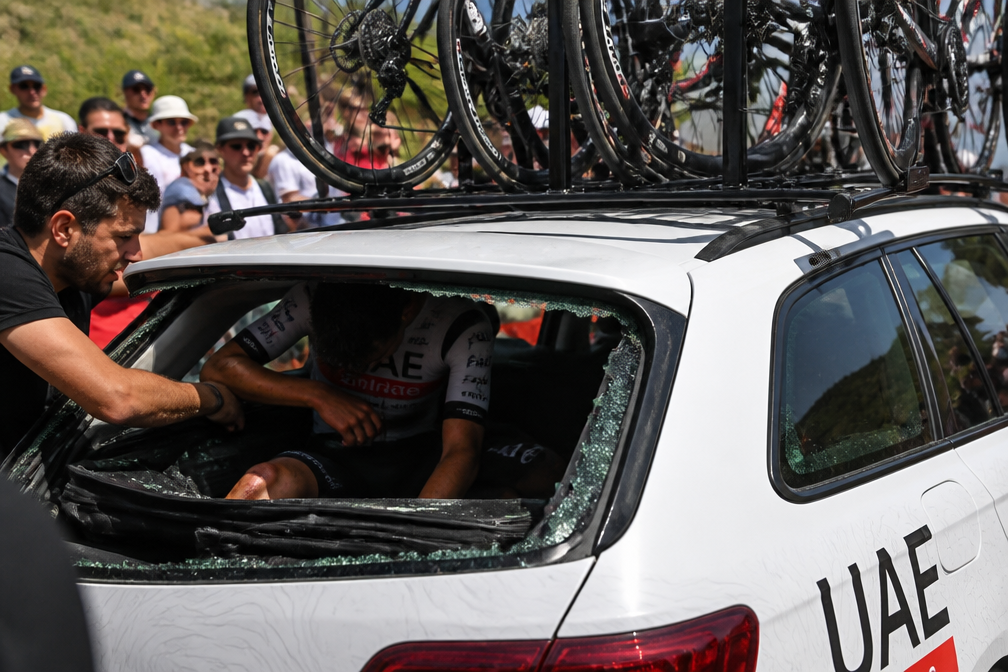 Colombiaan Rubio botst op UAE-ploegwagen en stapt af in Tour de France op Alpe d'Huez