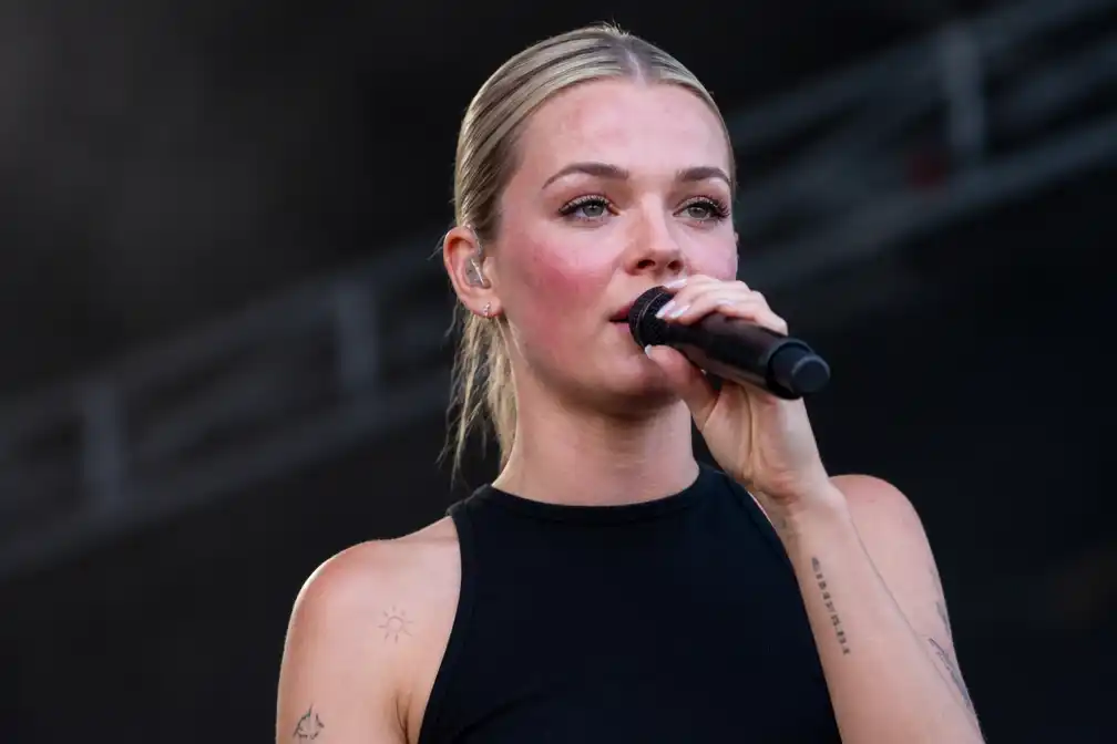 Openluchtconcert Davina Michelle ontsierd door val, sloot en rode vlekken