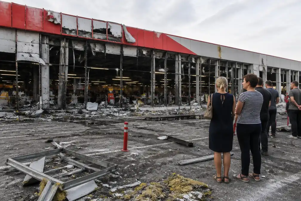 Russische droneaanval op Oekraïense supermarkt doodt 2; Oekraïense aanval verwondt 12 in Belgorod