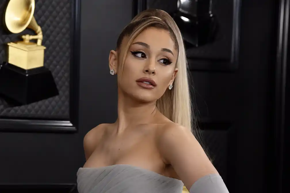 Ariana Grande spant rechtszaak aan tegen hackers om gelekte muziek en foto's