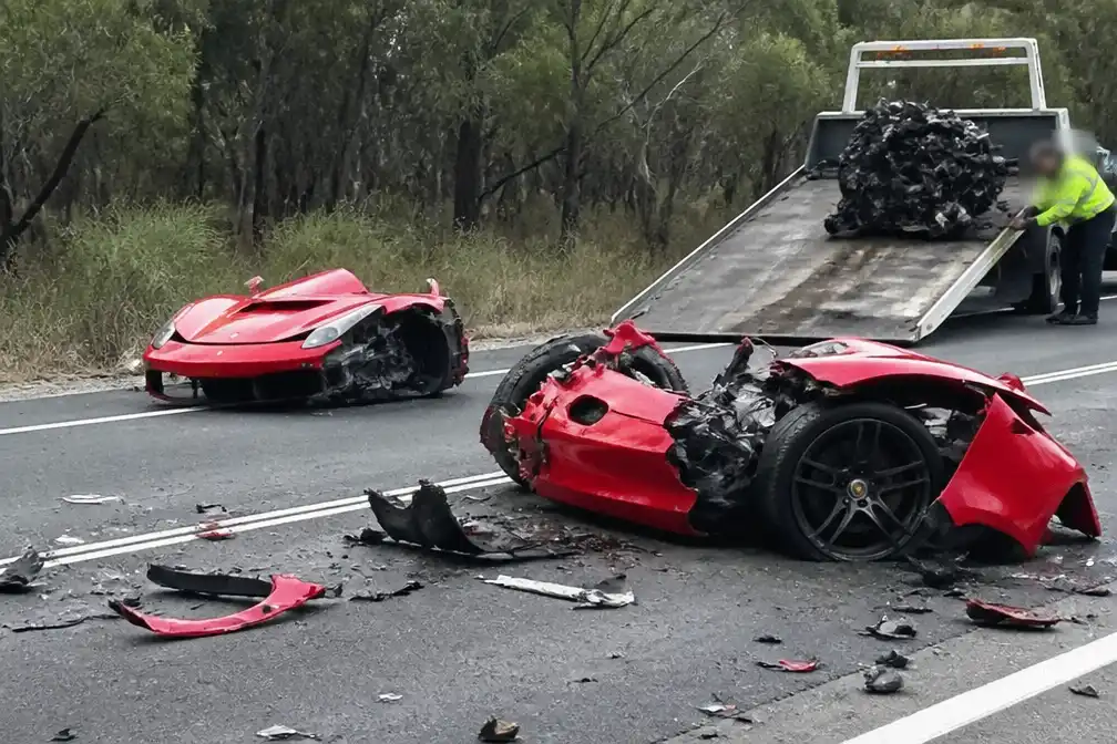 Ferrari breekt in stukken bij crash in Australië, zoals ontworpen
